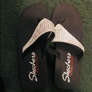 Size 7 Sketchers yoga foam flip flops